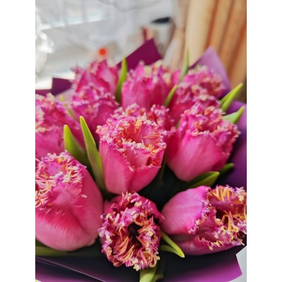 Фото отзыв: Очень красивый и свежий букет махровых тюльпанов. Отличный сервиз - моментально связались с вотсапе, прислали фото уже готового букета, которое надо было одобрить. Доставка на следующий день выполнена вовремя. Заказывала из заграницы и уверена, не последний раз.  