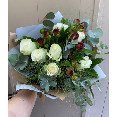 Фото отзыв: Спасибо большое! Понравилось, что предварительно перед отправкой прислали фото собранного букета. Очень красивый и свежий букет. СПАСИБО!!