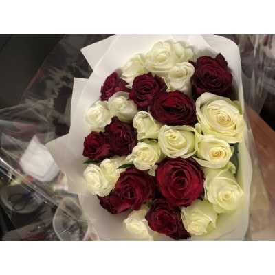 Фото отзыв: Все отлично. Курьер приехал во время. Цветы свежие. Букет отличный. Спасибо! Будем еще заказывать. 