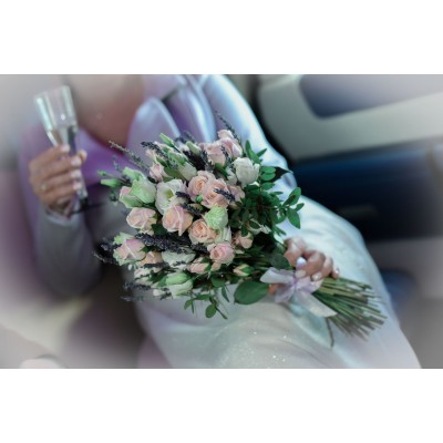 Фото отзыв: Огромная благодарность Roza4u за букет невесты. В предсвадебной суматохе заказывала в последний момент, буквально наугад. По готовности прислалаи фото букета и бутоньерки, рассчитав время так, чтобы была возможность внести коррективы, хотя они и не понадобились. Привезли вовремя, букет был куда красивее, чем на фото на сайте и по цене отличался от всех свадебных букетов почти в два раза. Очень рада, что остановила выбор на вашей компании!