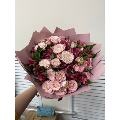 Фото отзыв: Благодарю сотрудников за добросовестную работу!!! Сервис на 5 балов!!! Букет очень красивый, большой, тяжелый, очень понравился!!! Поздравляли бабушку с юбилеем!!! Все супер!!!