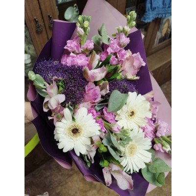 Фото отзыв: Заказывали ровно год назад букеты на свадьбу, был лакдаун, все не просто, но прошло отлично, цветы были очень красивые и с доставкой все хорошо. Через год сын мобилизован, но решил поздравить жену с годовщиной свадьбы, опять заказали букет и опять букет чудесный, доставка быстрая. Большое человеческое спасибо