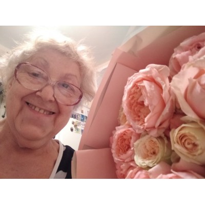 Фото отзыв: Очередной раз заказываю букет в этом магазине. Очередной раз всё великолепно! Спасибо за точную работу, за необыкновенно красивые цветы, за информирование о каждом шаге. У вас хочется покупать.<br />
С наступающими праздниками! Успехов! 