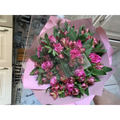 Фото отзыв: Очень хороший салон цветов! <br />
Ребята выручили в двойне, первый раз заказала для грустного повода букет ( цена порадовала) привезли все во время и свежие.<br />
И после отмены в (9 вечера )цветов в другом магазине для школы обратилась в эту компанию в 9 вечера цветы и привезли в назначенное время. Свежие. <br />
Буду советовать! 