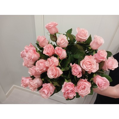 Фото отзыв: Цветы свежие, букет большой и красивый! На фото без упаковки, хотя были упакованы в цветную бумагу. Для транспортировки цветы нам запечатали очень хорошо. Все плнравилось, спасибо!