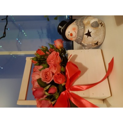 Фото отзыв: Магазин хороший, заказываю не первый раз. Адекватное общение по телефону. Сайт призаказе маленько тормозит. Цветы привезли отличные. На фото видно, хотя сайт его переворачивает на 90'. Надеюсь простоят так же долго как и предыдущие заказы. Спасибо.