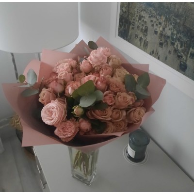 Фото отзыв: Спасибо большое за чудесный букет! Не оказалось в наличии заявленных роз, но предложили даже ещё  более красивые, быстро собрали , учли все пожелания, доставили вовремя - сделали День Рождения сестры по-настоящему прекрасным!!! Благодарю! 