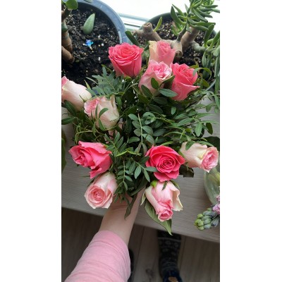 Фото отзыв: Спасибо! Букет великолепный! Цветы свежайшие, упругие, очень красивые, крупные. Добавлено 4 коралловые розы и зелень 