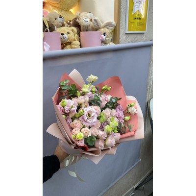 Фото отзыв: Заказала букет "Приятная встреча", но, к сожалению, не все цветы были в наличии, заменили на то, что было в наличии. Бумагу сначала поставили ядовито-розовую, по моей просьбе поменяли на более спокойный цвет. В итоге получилось неплохо, но совсем не тот нежный букет, который был на фотографии. К доставке претензий нет.<br />
Прикрепляю фото образца букета с сайта, потом того, что получилось: первый вариант букета и второй, после замены упаковки.