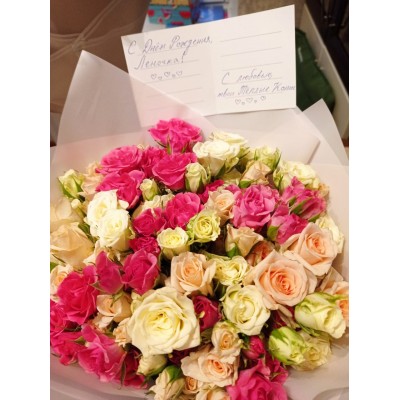 Фото отзыв: Спасибо вам большое за доставку радости и красоты. Заказ оформила вечером и как договаривались к 7 утра уже доставили свежайший букетик роз такой же, как на фото и даже с открыточкой, написанной от руки ещё с сердечками, как я попросила! Так приятно, когда ожидания и реальность совпадают особенно за адекватную и обоснованную стоимость. Соотношение Цена/качество на высоте !!! Спасибо 