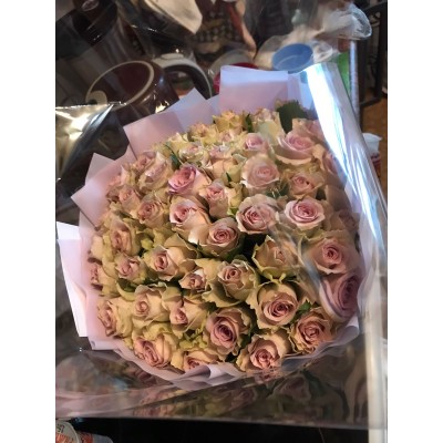 Фото отзыв: Делаю заказ второй раз. Сегодня в день рождения сестры. Букет шикарный, очень довольна, аромат говорит класс!