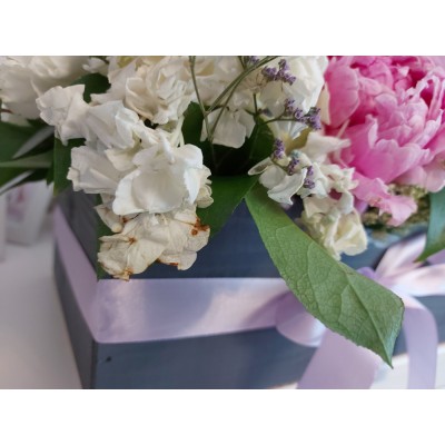 Фото отзыв: Доставка в срок,  правда,  недёшевая. Сервис хороший. Композиция красивая, но есть некоторые вялые цветы, 1-2 штуки. 3+