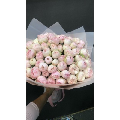 Фото отзыв: Делали заказ для свадьбы - 4 разных букета. Бомбастик, белые розы, розовые и 51 бело-розовых. Заказали за 3 дня. Нам перезвонили, уточнили заказ, приняли во внимание все пожелания. Привезли даже раньше назначенного часа. Курьер был очень доброжелателен. Букеты необычайно свежие и красивые. Цветы стоят третий день как только что срезанные. Молодцы. Спасибо большое. Теперь только к вам будем обращаться.