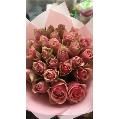 Фото отзыв: Заказ оформляла за сутки, вечером прислали собранный букет для одобрения и уже утром пришло уведомление, что курьер выехал и в установленное время букетик был у именинницы☺️ так же пришло уведомление что букет доставлен???? очень удобный сервис и выполнено все на отлично, букетик очень нежный и красивый, спасибо большое за цветы ☺️ 