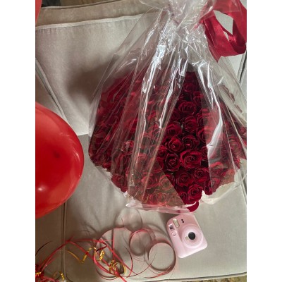 Фото отзыв: Заказывали дочери на юбилей 101 розу в коробке! Букет шикарный! Красивый! Цветы свежие! Дочь в восторге! Спасибо вашей команде! Вы большие молодцы, все сделано с душой! Доставка тоже вовремя, все четко! За это тоже огромное спасибо !