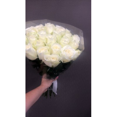 Фото отзыв: Делали заказ для свадьбы - 4 разных букета. Бомбастик, белые розы, розовые и 51 бело-розовых. Заказали за 3 дня. Нам перезвонили, уточнили заказ, приняли во внимание все пожелания. Привезли даже раньше назначенного часа. Курьер был очень доброжелателен. Букеты необычайно свежие и красивые. Цветы стоят третий день как только что срезанные. Молодцы. Спасибо большое. Теперь только к вам будем обращаться.