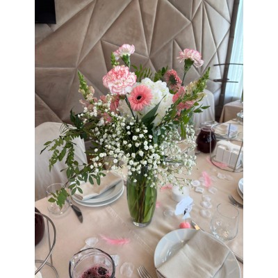 Фото отзыв: Добрый день! Хочу выразить огромную благодарность магазину Roza4u за помощь в подготовке свадебного декора на свадебное мероприятие, которое состоялось 15.08.2025. Можно сказать, что Магазин цветов Roza4u стал нашим главным флористом на данном мероприятии - безупречно справились с формированием и доставкой заказа, перед доставкой уточняли, какие цветы из выбранных стоит заменить из-за отсутствия в наличии или необходимого количества. После первой доставки по звонку с просьбой заменить несколько цветов на более крупные и максимально свежие, а также пару поврежденных стеблей заменить на другие, без единого намека на недовольство, более того, успокаивая меня, что все будет хорошо, все своевременно курьер доставит куда нужно, привезли уже в ресторан в 21-30 (отдельное спасибо курьеру), где мы оформляли зал, добавили запасные цветы на всякий случай, ПРОСТО НЕТ СЛОВ, КРОМЕ БЛАГОДАРНОСТИ!!! ВСЕЙ КОМАНДЕ ФЛОРИСТОВ И КУРЬЕРАМ БОЛЬШОЕ СПАСИБО!!! Благодаря вам зал был оформлен безупречно, не один комплимент мы услышали от гостей и персонала ресторана, в том числе по цветочным композициям, подготовленным из ваших цветов и зелени. РЕКОМЕНДУЕМ и несомненно будем пользоваться и впредь! С уважением, Марго