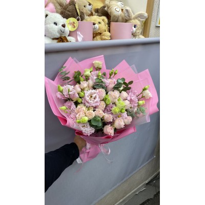 Фото отзыв: Заказала букет "Приятная встреча", но, к сожалению, не все цветы были в наличии, заменили на то, что было в наличии. Бумагу сначала поставили ядовито-розовую, по моей просьбе поменяли на более спокойный цвет. В итоге получилось неплохо, но совсем не тот нежный букет, который был на фотографии. К доставке претензий нет.<br />
Прикрепляю фото образца букета с сайта, потом того, что получилось: первый вариант букета и второй, после замены упаковки.