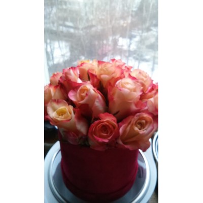 Фото отзыв: Благодарю за высококачественную работу. Доставка в Химки своевременна. Букет свежайших роз простоял две недели!! Разумная упаковка позволила сохранить для дальнейшего использования нарядную коробку, что очень порадовало адресата. Восхищаюсь вашим ответственным отношением к делу и применением современных технологий. Так держать!! Процветания!!