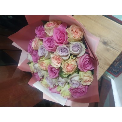 Фото отзыв: Большое спасибо за такую чудесную, нежную композицию из кустовых роз. Сделала все по инструкции. Надеюсь, что постоят подольше! Привезли быстро, добавили милую открытку. Все на уровне!