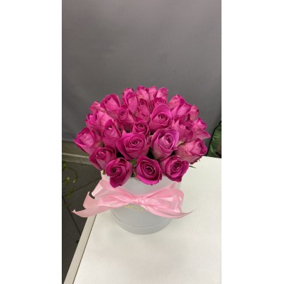 Фото отзыв: Методом тыка попала на сайт ROZA 4U и ничуть не пожалела. Я в восторге. Приемлемая цена, красивый, свежий букет, собранный в соответствии всем моим пожеланиям. Прилагается открытка, которую напишут или напечатают с вашим текстом.   Очень доброжелательный, вежливый и терпеливый персонал. Всем советую. 