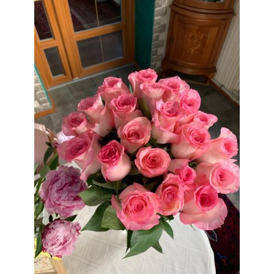 Фото отзыв: Заказал розы на день рождения мамы. Букет очень красивый, цветы свежие, любое дополнение было бы лишним. Единственное - доставка задержалась на 30 мин. Не знаю, по меркам Москвы это вероятно не плохо? 