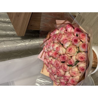 Фото отзыв: Заказывала первый раз на данном сайте. Заказав, мне буквально в течении 5 минут отписали, что заказ принят. Потом отправили фото собранного букета. На следующий день доставили цветы. Цветы свежие, вкусно пахнут и красиво оформлены. К сожалению, из-за непогоды курьер приехал намного позже временного окна, но ничего. Заказывайте, не пожалеете!