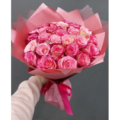 Фото отзыв: Цветы как на фото, заранее прислали фото готового букета. Красивые качественные цветы. Отдельная благодарность за доставку точно по времени, необходимо было утром поздравить именинника с днём рождения. Осталась довольна, буду заказывать ещё.