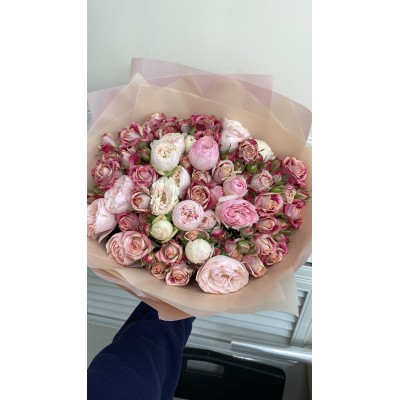 Фото отзыв: Заказала  доставку букета подруге на рождение дочки. Долго не могла выбрать букет, огромный ассортимент и приятные цены. Остановила свой выбор на "Букет из кустовых и пионовидных роз Мансфилдпарк". Это что-то! Красивеее букета пока не дарила) подруга была в легком шоке. Букет очень понравился. Приятное обслуживание и бонусы.  При следующей необходимости буду заказывать только у вас) 