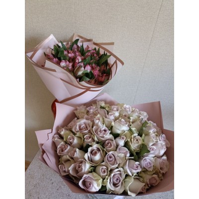 Фото отзыв: Команда, которая относится к своему делу ответственно и добросовестно!<br />
Заказывал 2 букета и 2 открытки.<br />
Было важно сделать подписи не перепутать к какому букету какая открытка. Всё сделали чётко!<br />
Прислали фото букетов перед отправкой. Цветы свежие, всё точь в точь как на фото на сайте.<br />
Доставка осуществлялась в Моск.область, в деревню. Курьер всё привёз к указанному времени. <br />
К цветам прилагается инструкция, как за ними ухаживать, отличное дополнение к доставленной радости.<br />
Желаю всей команде процветания, много клиентов и конечно буду рекомендовать ваш сайт!!!