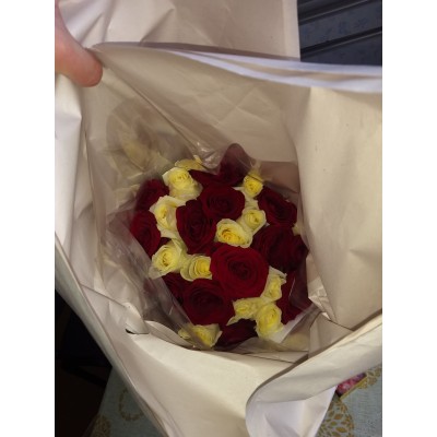 Фото отзыв: Заказ 109953. Букет прекрасен! Все, как на фото. К букету приложена инструкция и пакетик с подкормкой. Думаю, именинница будет в восторге! Курьер вежлив, заранее связался и сообщил, что может привезти букет раньше. В течение 1 часа заказ был привезен. Буду рекомендовать другим и сам воспользуюсь в дальнейшем. Отличная работа, ребята! Процветания Вам и всего наилучшего!