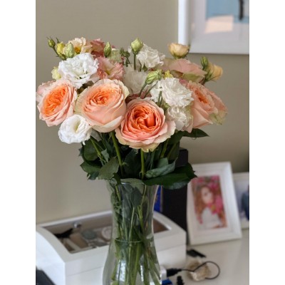 Фото отзыв: Всем добра и здоровья) В очередной раз заказала здесь цветы. Опять из другого города. Выбор пал на букет "Незабываемое впечатление". <br />
 Было волнительно, когда никто не звонил и не писал по заказу. Заказала доставку в Домодедово с 17ч до 18.30. Каково было моё удивление, когда в 16ч звонил мой ребёнок и от радости был счастлив))  Букет прибыл замечательный, нежный, аккуратный. Спасибо флористам и доставке!!! На следующий день некоторые веточки эустом поникли. Было очевидно, повлияла смотка веток цветов в букет. А их было аж восемь. Несколько ответвлений были надломлены. Проблему устранили) Букет снова радует. На будущее учтите этот нюанс. Отдельное спасибо за рекомендации и средство для ухода за букетом) И кстати из всех подаренных цветов, только эти издают благоухающий нежный аромат 