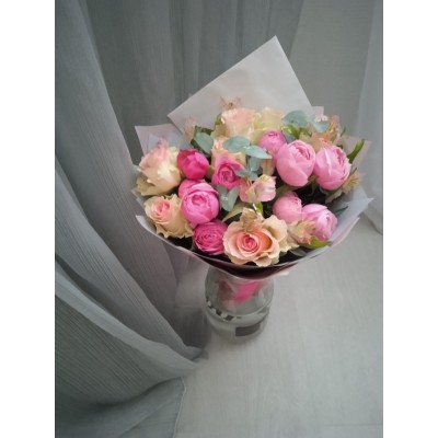 Фото отзыв: Букет великолепный! Цветы наисвежайшие, посмотрим как постоят, но пока полный восторг. Мама очень довольна!