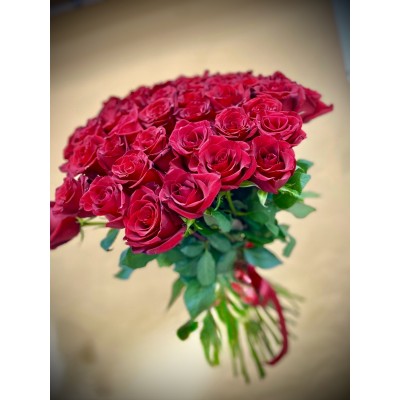 Фото отзыв: Первый раз заказывал цветы в этой компании. Заказывал  в последний момент, понимал, что выбор может быть небольшой. Но меня подробно проконсультировали, помогли с выбором и вовремя доставили.  А сам букет превзошел все ожидания. Букет из такого количества и качества цветов думаю невозможно собрать даже если объехать все цветочные магазины округа. А цены даже не  буду сравнивать. 