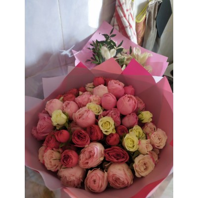 Фото отзыв: Огромная благодарность за то, что цветы перевозятся в пакете с водой, произошла заминка в передаче букета из-за карантина, очень волновалась, но в все в порядке