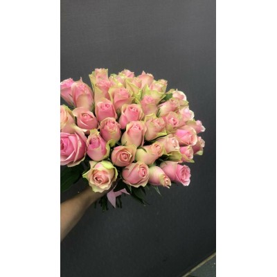 Фото отзыв: Делали заказ для свадьбы - 4 разных букета. Бомбастик, белые розы, розовые и 51 бело-розовых. Заказали за 3 дня. Нам перезвонили, уточнили заказ, приняли во внимание все пожелания. Привезли даже раньше назначенного часа. Курьер был очень доброжелателен. Букеты необычайно свежие и красивые. Цветы стоят третий день как только что срезанные. Молодцы. Спасибо большое. Теперь только к вам будем обращаться.