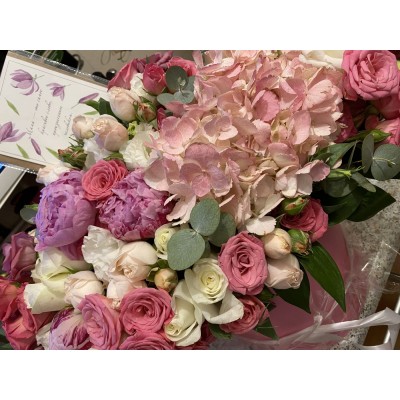 Фото отзыв: Спасибо огромное! Букет покупала для мамы.  Букет очень красивый, цветы свежие! Перед отправкой прислали фото букета -так здорово! Спасибо! 