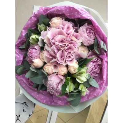 Фото отзыв: Заказывала букет для другого человека с доставкой. Заказ был обработан сразу же после размещения, цветы были свежими, флористы красиво оформили букет и подобрали упаковку, доставка была четко в срок и по времени. Получатель был в восторге. Спасибо огромное всем работникам вашего магазина, кто участвовал в получении ярких эмоций иммениника! 