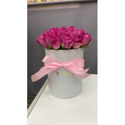 Фото отзыв: Методом тыка попала на сайт ROZA 4U и ничуть не пожалела. Я в восторге. Приемлемая цена, красивый, свежий букет, собранный в соответствии всем моим пожеланиям. Прилагается открытка, которую напишут или напечатают с вашим текстом.   Очень доброжелательный, вежливый и терпеливый персонал. Всем советую. 