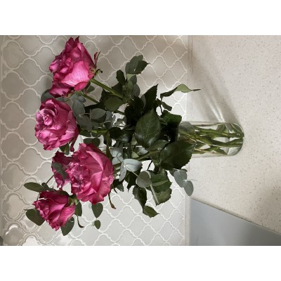 Фото отзыв: Прекрасный магазин. Заказываю уже пару лет здесь периодически цветы с доставкой и всегда получаю быстрый и красивый результат. На фото букет уже без упаковки, но так даже больше нравится. 