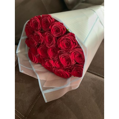 Фото отзыв: Прекрасные розы, бесподобный аромат! Прекрасный сервис и доставка! Большое спасибо! Получатель доволен!