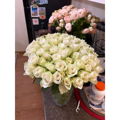 Фото отзыв: Идеальные цветы стоят 4 день , даже не подрезала дочь , ни один даже не подвял !!! Супер!!! буду брать только у Вас!!! Спасибо большое за такую красоту 