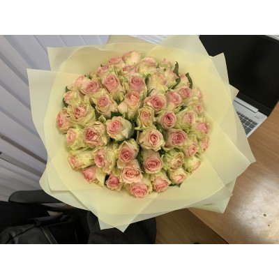 Фото отзыв: Спасибо огромное за шикарный букет , бутоны все свежие , доставили ко времени , очень вежливые менеджеры , которые консультировали меня ☺️Успехов вам и процветания ☺️