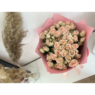 Фото отзыв: Спасибо, цветы красивые, в букете 19 кустовых роз.