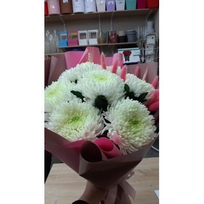 Фото отзыв: Спасибо за красивый букет! Цветы свежие, доставка точно в указанный временной интервал! Очень понравилось то, что букет упаковали на совесть, чтобы цветы не замёрзли! Заказывала букет с сиреневыми хризантемами, перезвонила консультант, сказала, что сиреневые хризантемы не первой свежести и предложила сделать такой же букет, но с белыми хризантемами , получилось тоже ооочень красиво! ???? 