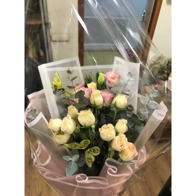 Фото отзыв: Заказывали букеты "Вдохновение" и "Радужная гипсофила" для поздравления с 8 марта деловых партнеров-женщин. Букеты очень понравились - легкие, нежные, стильные, выгодно отличаются от надоевших роз, пионов и тюльпанов. Одариваемые были в восторге! <br />
Кроме того, возникла форс-мажорная ситуация - один из букетов срочно потребовалось забрать раньше назначенного срока готовности. Сотрудники магазина пошли нам навстречу и оперативно собрали букет. Большое спасибо за оперативность, ответственность и творческий подход к делу! Будем рады сотрудничать с вами в будущем!