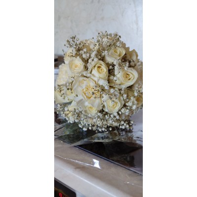 Фото отзыв: Заказала свадебный букет. Цветы свежие, букет очень нежный. Привезли в указанный интервал времени. До отправки прислали фото букета. Молодцы. Спасибо за работу! 