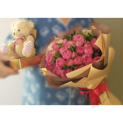 Фото отзыв: Огромное спасибо за шикарный  букет из свежих цветов! Великолепный сервис, фото на память и доставка в тот же день! Получатель счастлив и доволен! Всем рекомендую!