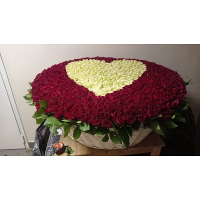 Фото отзыв: Спасибо флористам за их внимательность, честность, и прекрасную работу с клиентами. Я всегда беру именно у них самые шикарные корзины роз ! <br />
Цветы у них свежие и по долгу стоят.