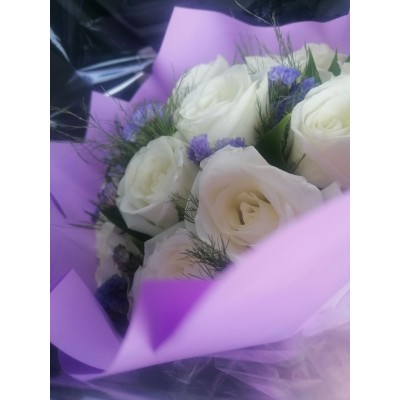 Фото отзыв: Заказывала для невесты на свадьбу сына букет "Нежная красавица". По моей просьбе, его немного изменили : не обрезали стебли, потому что букет невесты у неё уже был. Очень внимательная служба доставки, учитывают все просьбы, присылают фото букета. Вежливый курьер. И, конечно, очень красивый букет из свежих цветов. Непременно буду обращаться ещё. 